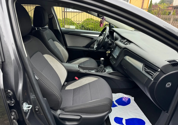 Toyota Avensis cena 59999 przebieg: 123400, rok produkcji 2018 z Knurów małe 704